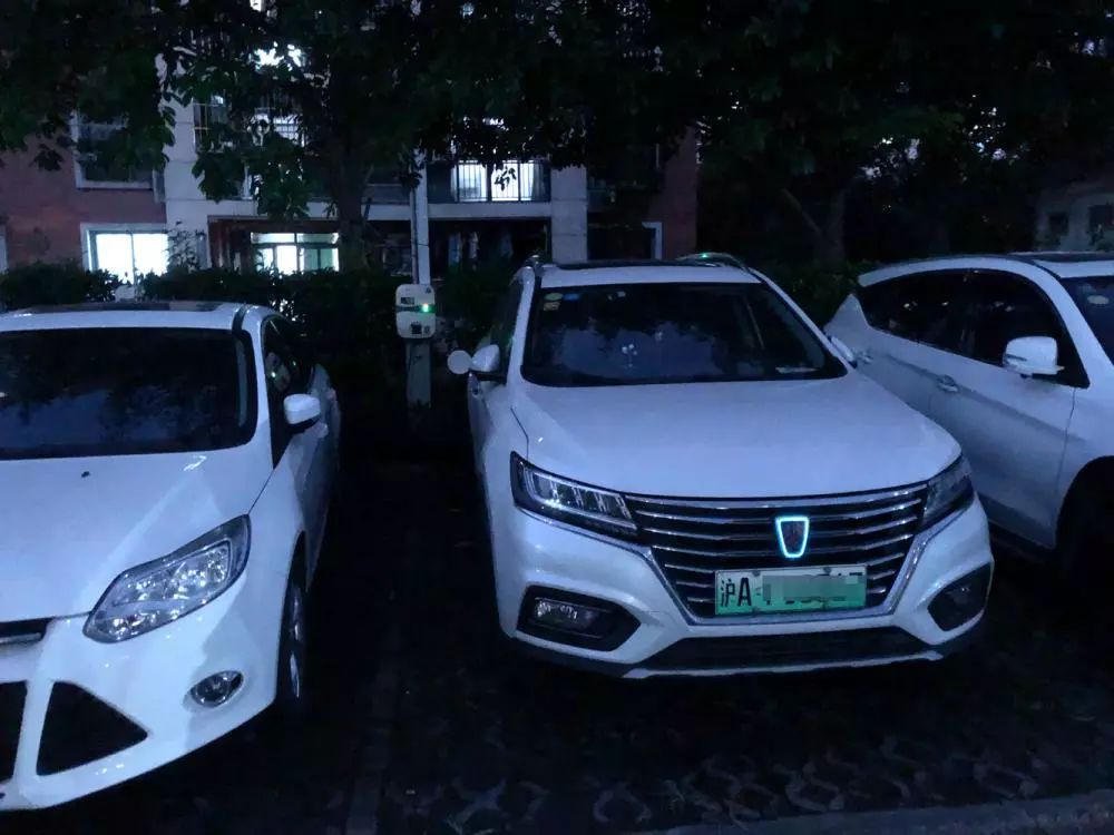 想給車充電得開10公里！如何解決出租車夜間“一樁難求”？