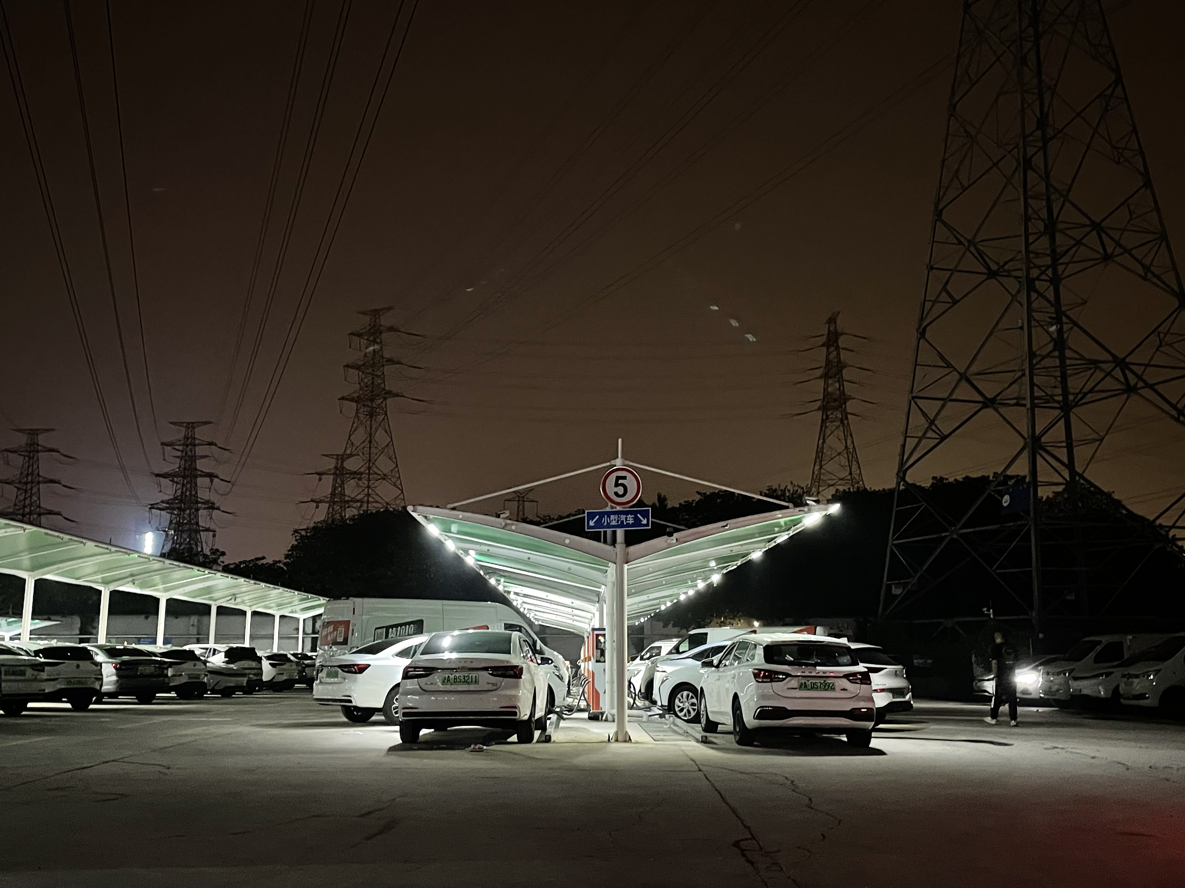 網(wǎng)約車司機，“卷”在車流里