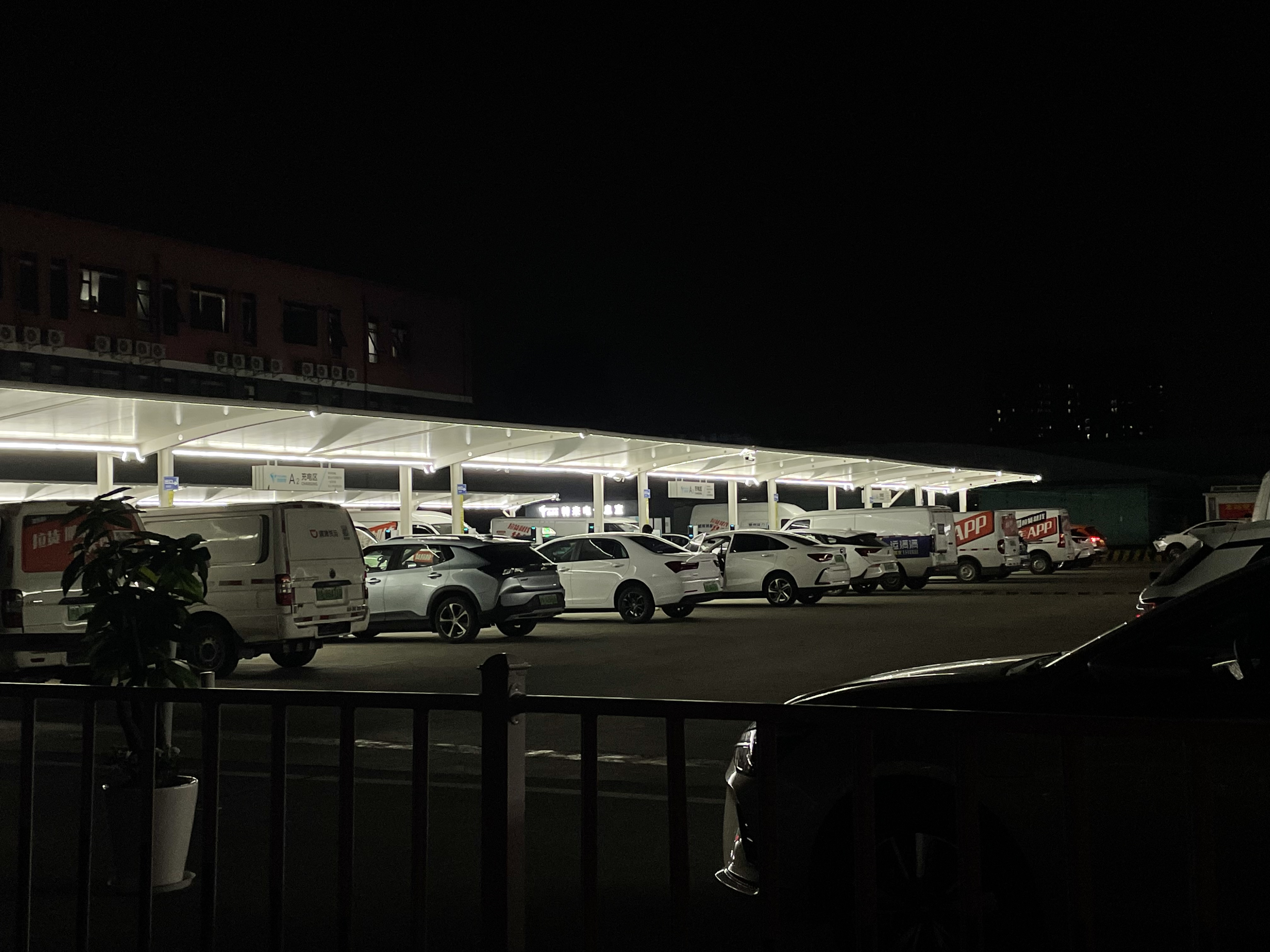 網(wǎng)約車司機，“卷”在車流里